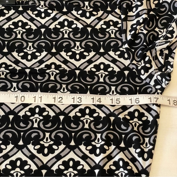 Geoffrey Beene Sport Women's Gray White Black Paisley Short Sleeve Blouse Size M - Picture 8 of 10